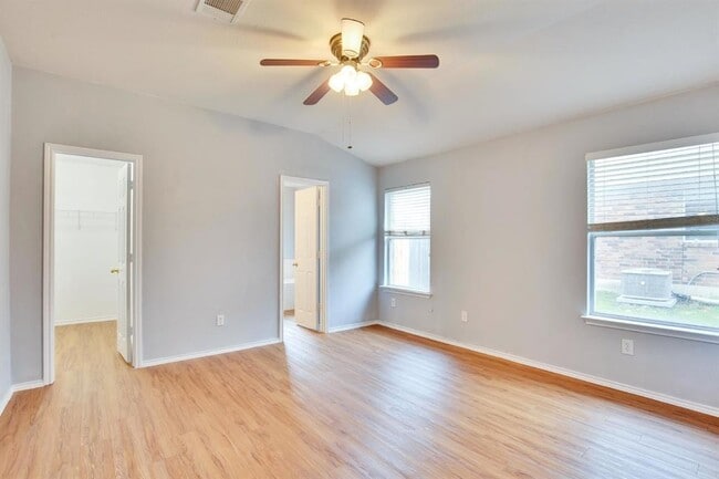 Building Photo - 1002 Remington Dr