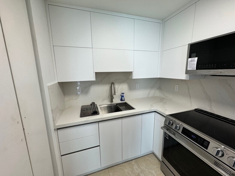 Kitchen - 8434 SW 38th St