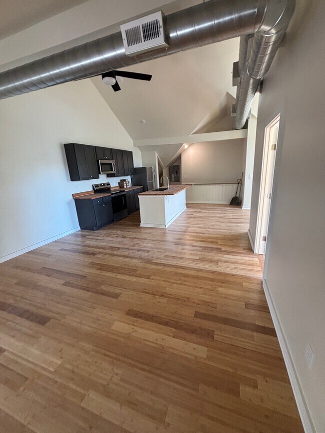 Building Photo - 4124 Kirby Ave