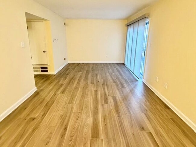 Building Photo - Now Leasing a 3-bedroom 2.5 bath Condo/Townhome