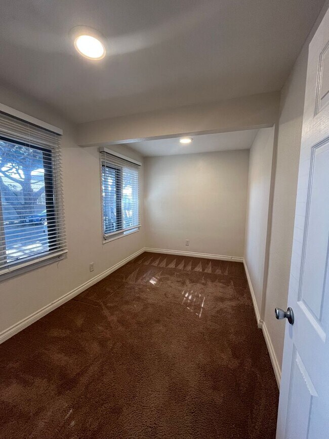 Building Photo - Renovated 1BR Steps to Windansea Beach