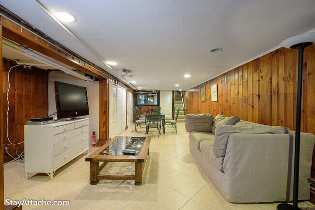 Building Photo - 1737 Swann