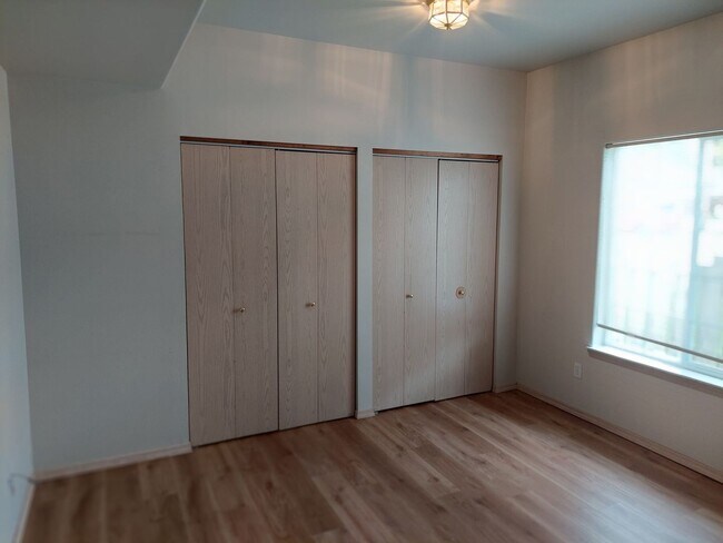 Building Photo - 2443 Undine St