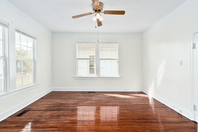Building Photo - Classic Charleston Home with Modern Comforts!