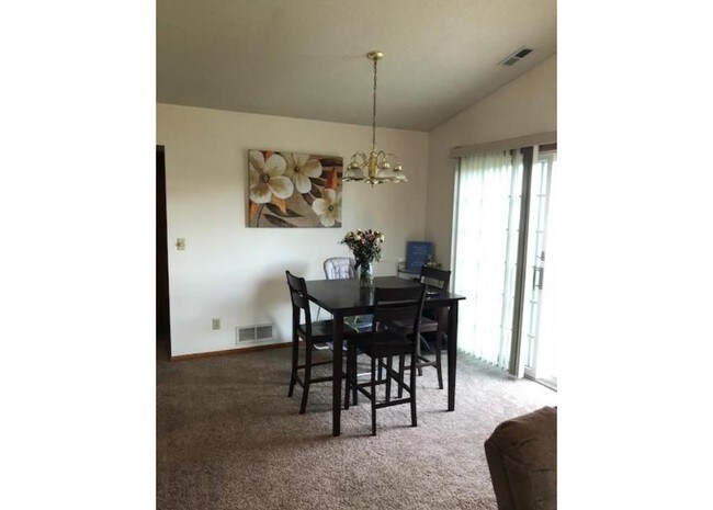 Building Photo - 634 Sycamore Dr