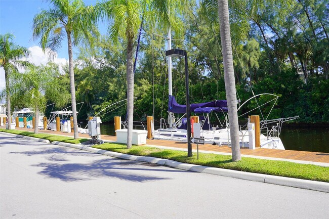 Building Photo - 6281 Bay Club Dr