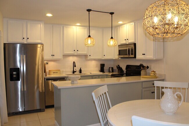 Building Photo - 301 SE Castle Ct