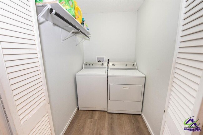 Building Photo - 205 Lake Placid Dr