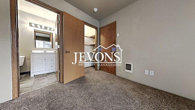 Building Photo - Beautiful duplex near I-823 with flexible ...