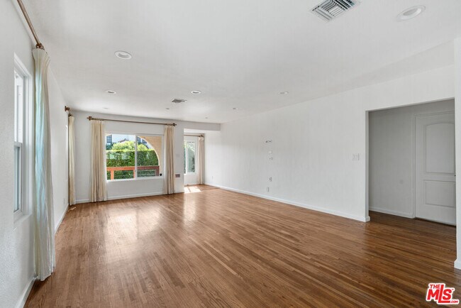Building Photo - 4031 Edenhurst Ave