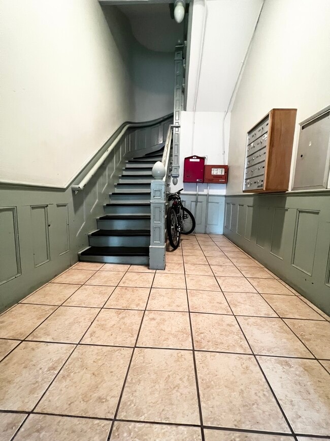 Building Photo - 696 Main St