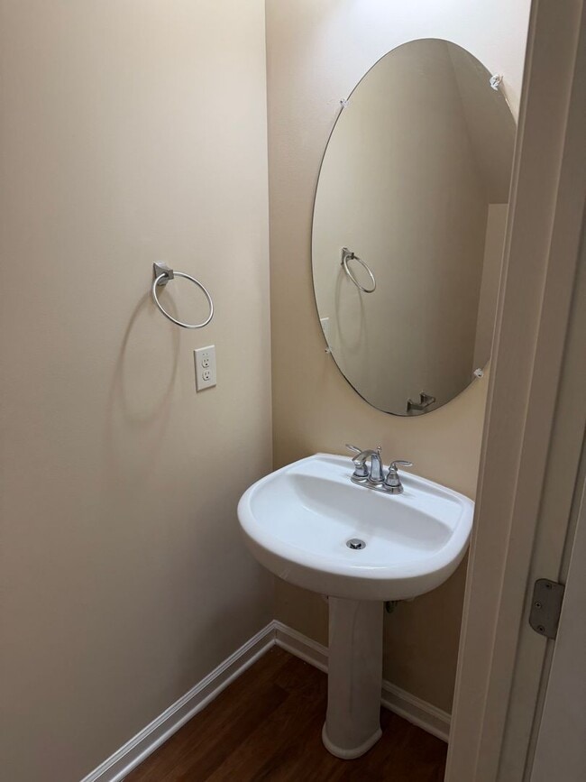 Building Photo - Gorgeous 3br/2.5 bath Townhome