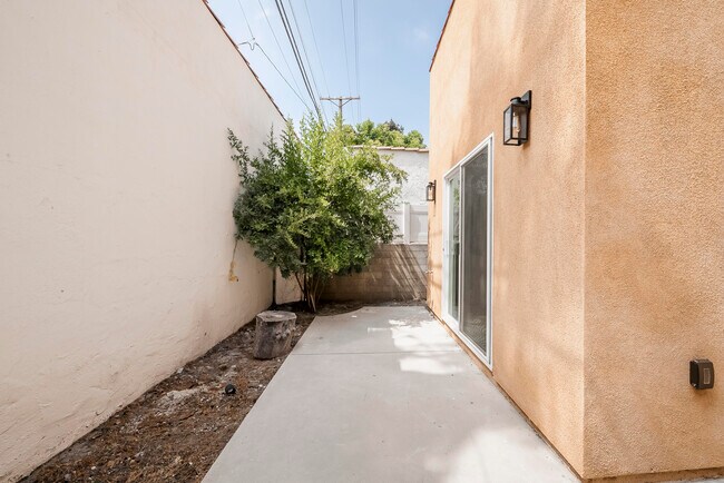 Building Photo - 716 Portola Ave