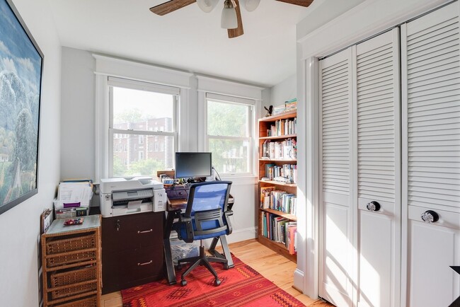 Building Photo - Unbeatable Family Home in the City w/ Park...