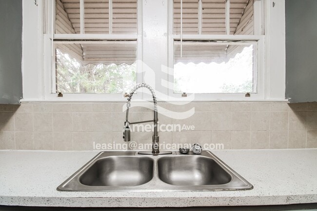 Building Photo - 4213 Ridgewood Ave