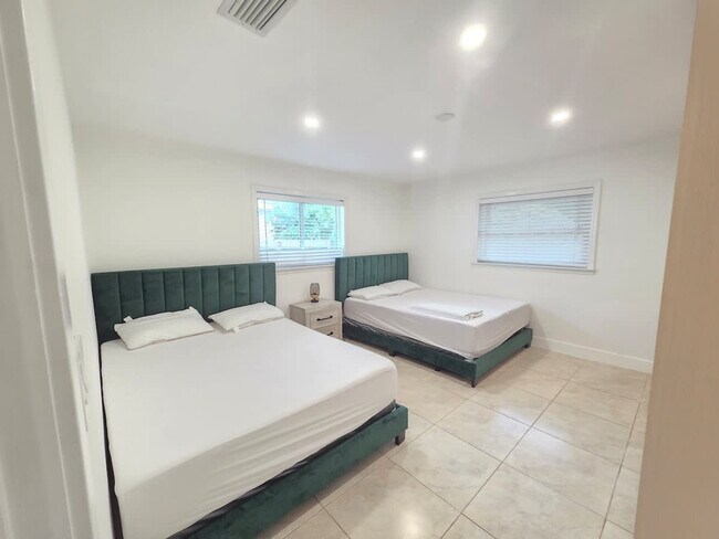 Building Photo - 806 NE 4th St