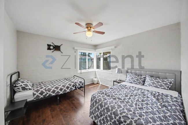 Building Photo - Unit
