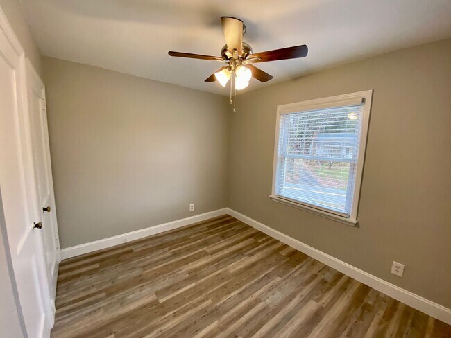 Building Photo - West AVL - Remodeled and Ready!