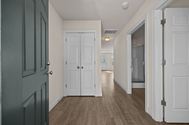 Building Photo - ONE MONTHS RENT FREE FOR THIS SPECIFIC 3 B...