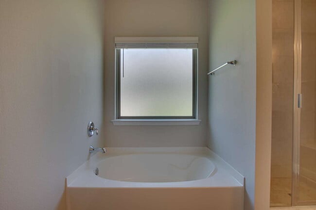 Building Photo - Spacious 3BR/2BA Home in Pace – Pet-Friend...