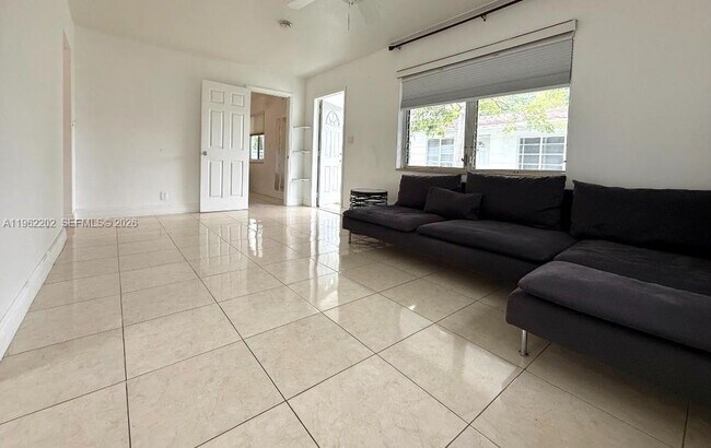 Building Photo - 823 NE 10th St