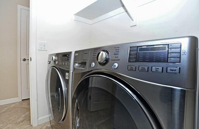 Building Photo - Amazing 2-Story Home