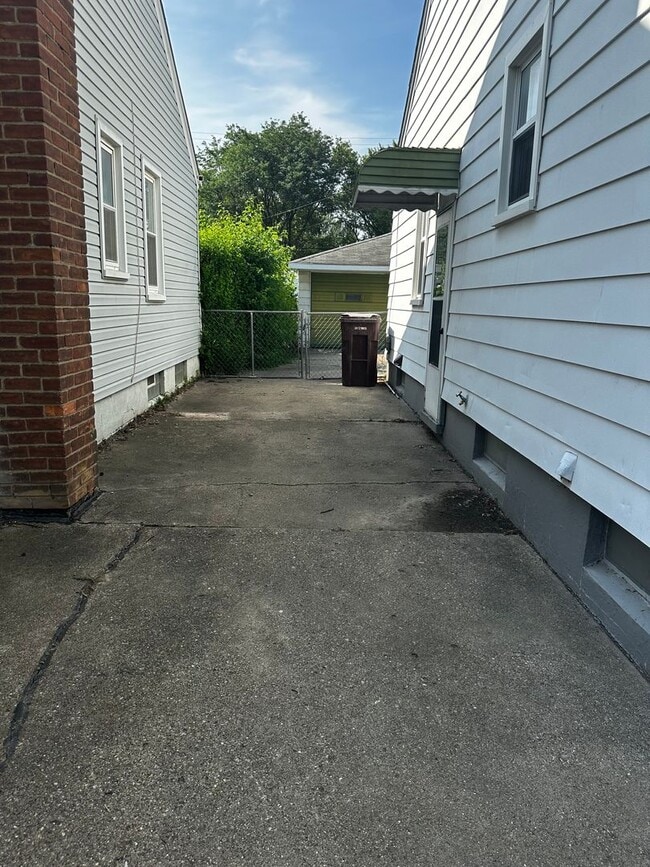 Building Photo - 3 Bedroom home in Centerline