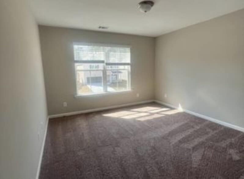 Building Photo - 135 Sams Dr