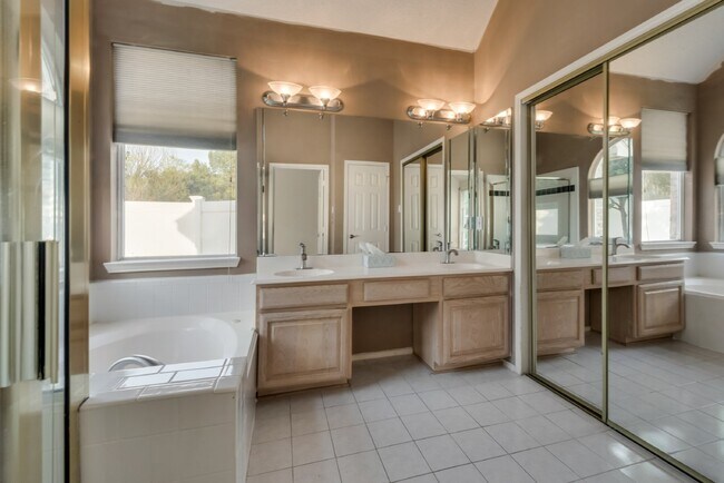 Building Photo - Beautiful 3-2 on unbelievable corner lot w...