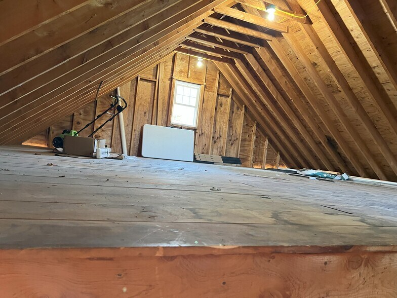 Garage loft - 96 Skillings St
