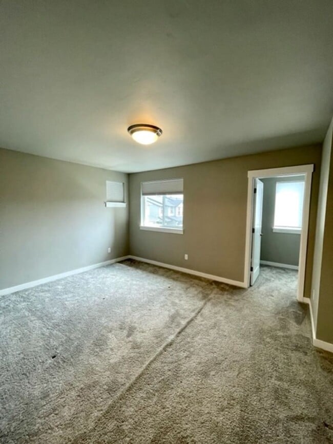 Building Photo - Like new 3 bedroom townhome in SE Bend!