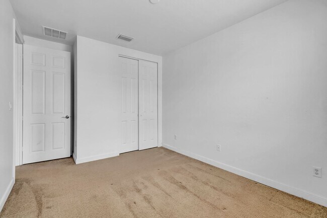 Building Photo - 4 BEDROOMS 3.5 BATHROOMS!! GATED COMMUNITY