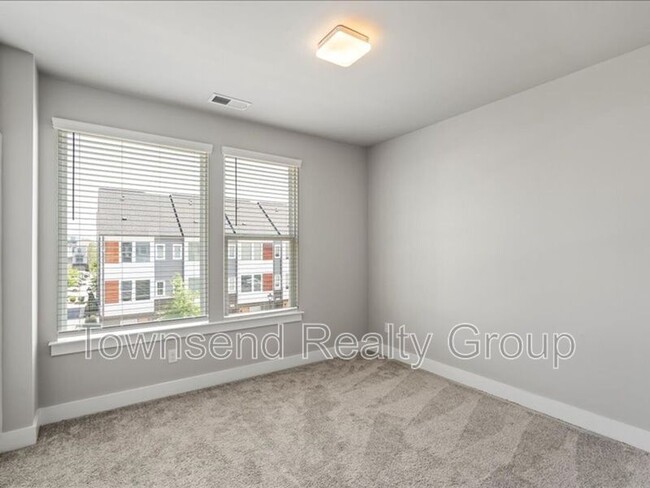 Building Photo - 2122 Bryant Park Dr