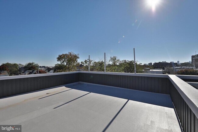 Building Photo - 1939 N Darien St