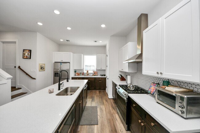 Building Photo - 3905 B Pinemont Dr