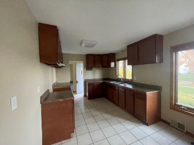 Building Photo - 44 Brookdale Park