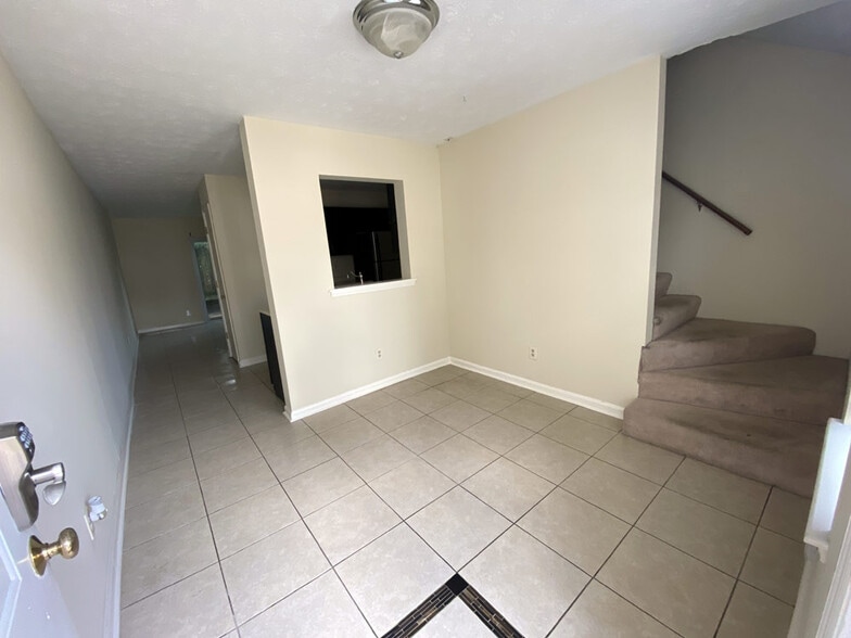 Building Photo - 168 Montmullin St