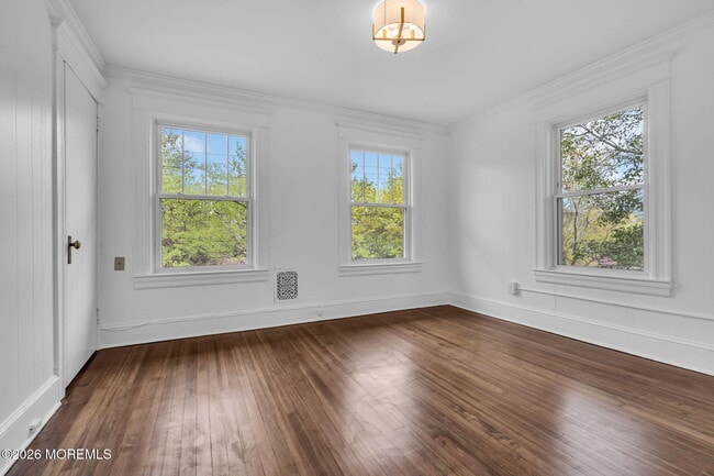 Building Photo - 614 7th Ave
