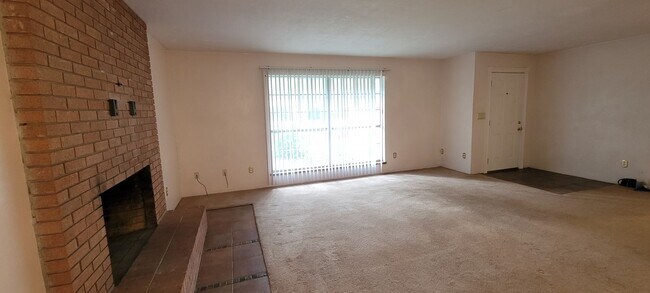 Building Photo - 3 Bedroom/ 2 Bath home in Black Acres(Close to UF)