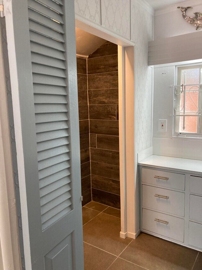 Building Photo - 824 35th St