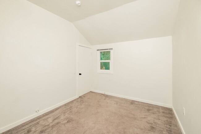 Building Photo - Available Northbrae Garden Cottage!