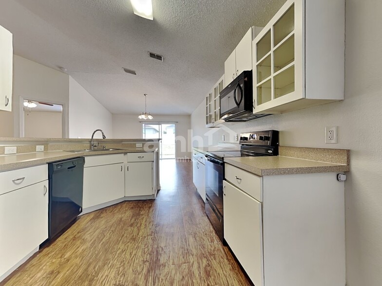 Building Photo - 25209 Hyde Park Blvd