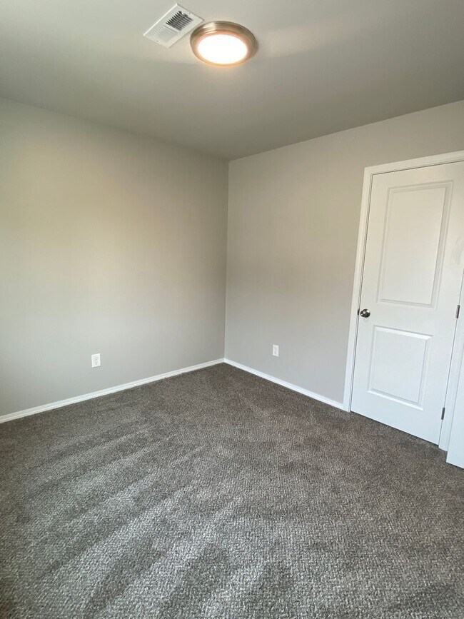 Building Photo - 51 Phoebe Ln