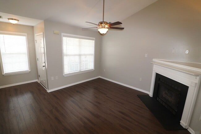 Building Photo - Super Cute 2 bedroom 2 bath townhome In Ro...