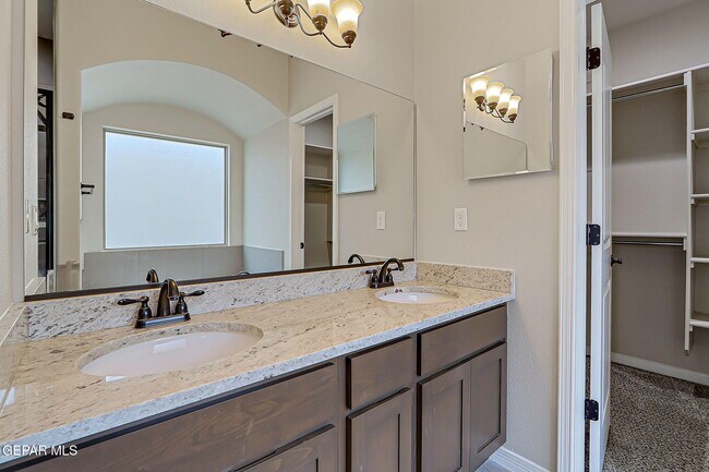Building Photo - 13752 Newton Ct