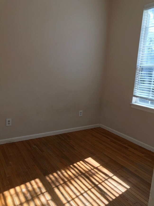 Building Photo - ***$500 Move-In Special*** SPACIOUS 3 BR/2 BA Rental in Mid-City with BACKYARD and DRIVEWAY (Sect...