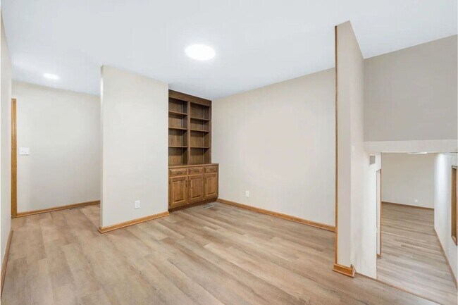 Building Photo - HUGE 4 Bedroom, 3.5 Bathroom!