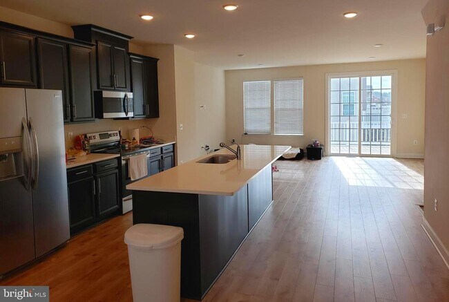 Building Photo - 2204 Shadmoor Dr