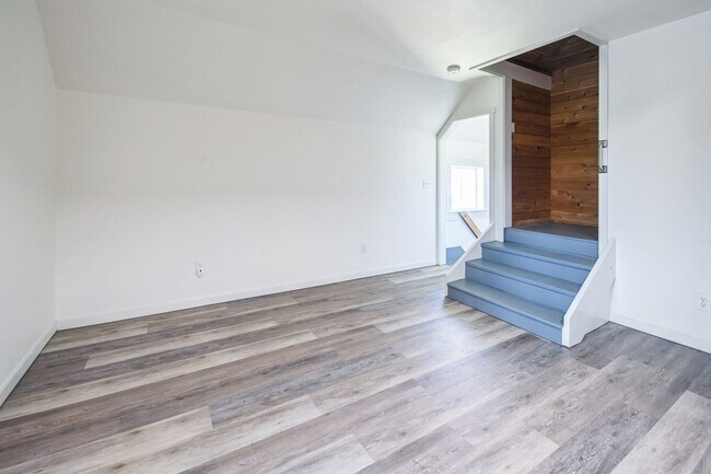 Building Photo - 1040 S Elmgrove St
