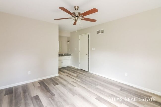 Building Photo - 408 NE Noeleen Ln